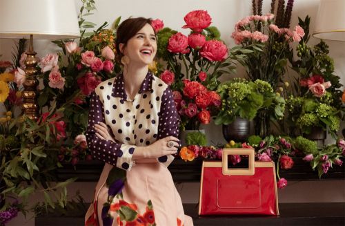 H Rachel Brosnahan πρωταγωνιστεί και σε… καμπάνιες