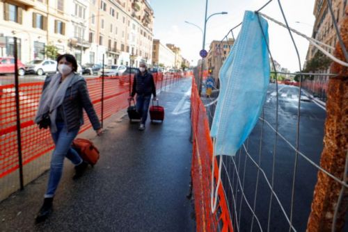 Κοροναϊός: Οι τέσσερις παράγοντες που μπορεί να φέρουν πισωγύρισμα