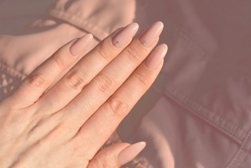 Chantilly nails: Η τάση στο μανικιούρ που επιλέγουν όλα τα cool girls