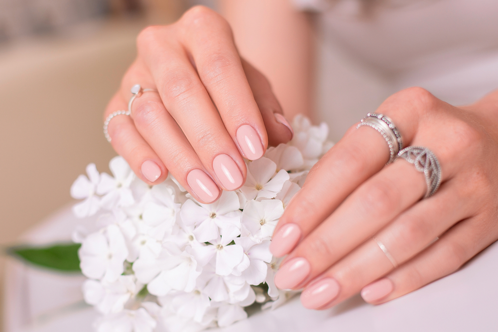 Nail tints: Ο πιο εύκολος τρόπος για νύχια περιποιημένα και σούπερ glossy... από τα χεράκια σας!