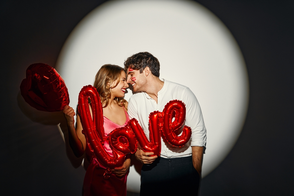 Έρωτας με το... πρώτο φιλί: Καλά νέα για τους «αθεράπευτα» ρομαντικούς