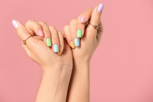 Jelly bean nails: Η νέα τάση στο μανικιούρ που θα κάνει τα νύχια σας να μοιάζουν με ζελεδάκια