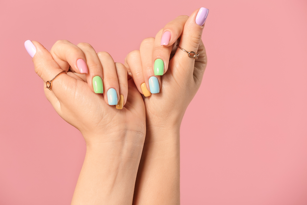 Jelly bean nails: Η νέα τάση στο μανικιούρ που θα κάνει τα νύχια σας να μοιάζουν με ζελεδάκια