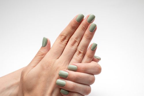 Pistachio nails: Η λαχταριστή απόχρωση που θα κάνετε ξανά και ξανά όλο το καλοκαίρι