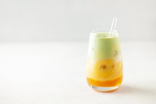 Παγωμένο πράσινο τσάι με μέντα και μάνγκο