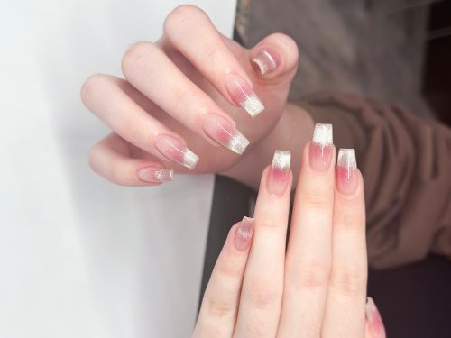 Frombré nails: Το trendy μανικιούρ που θα κάνετε στο επόμενο ραντεβού σας