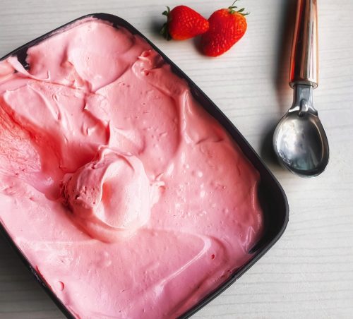 Σπιτικό υγιεινό παγωτό φράουλα