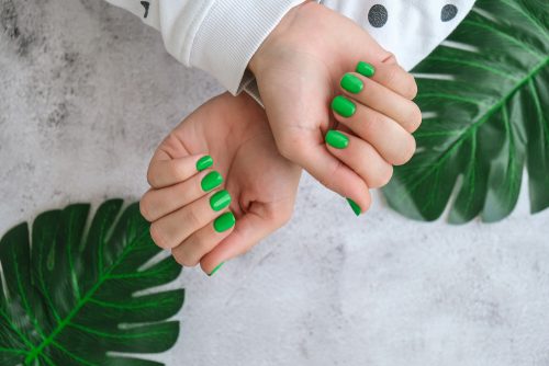Brat Green: Το «άσχημο» χρώμα στα νύχια που επιλέγουν όλα τα cool κορίτσια