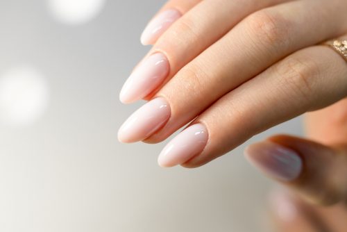 BB cream nails: Η τάση που θέλει τα νύχια λαμπερά και φυσικά