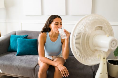 Καύσωνας: Πώς να δροσιστείτε όταν έχει ζέστη και δεν σταματάτε να ιδρώνετε