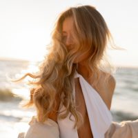 Beach waves: DIY σπρέι που θα φέρει το… αλάτι της θάλασσας στα μαλλιά σας