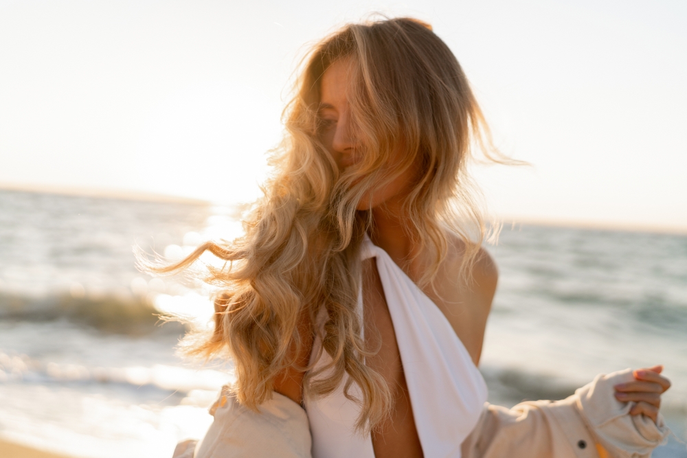 Beach waves: DIY σπρέι που θα φέρει το… αλάτι της θάλασσας στα μαλλιά σας
