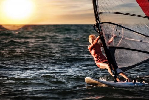 Windsurfing: Ακολουθώντας τον άνεμο και το κύμα