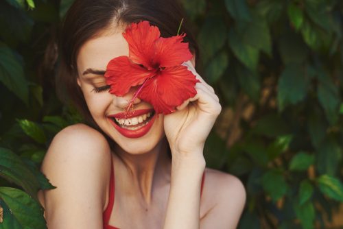 Hibiscus nails: Η τροπική τάση που πρέπει να δοκιμάσετε στα νύχια σας πριν φύγετε διακοπές