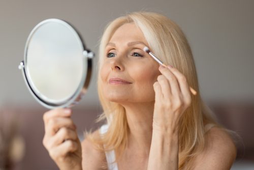 Over 50: Κάντε ένα μίνι eye lifting με το σωστό μακιγιάζ ματιών