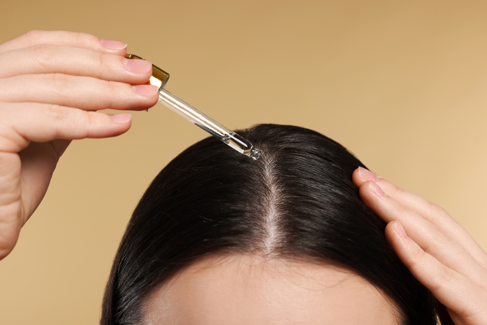 Scalp oiling: Γνωρίστε τα οφέλη του για τα μαλλιά και το τριχωτό του κεφαλιού