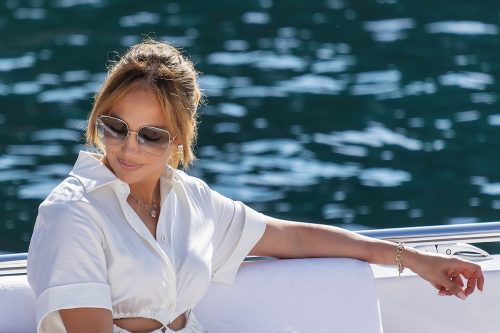 Jennifer Lopez: Υιοθέτησε το nail trend που είναι τέλειο για τη μετάβαση στο φθινόπωρο