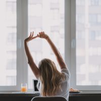 Chair yoga: Ενέργεια, συγκέντρωση και περισσότερα χρόνια ζωής με μία κίνηση