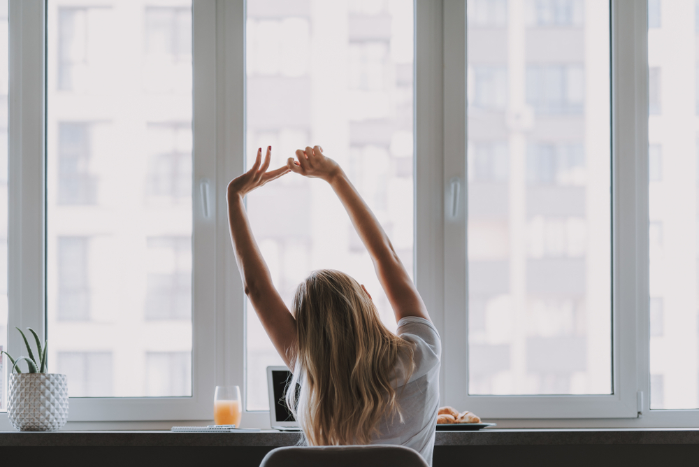 Chair yoga: Ενέργεια, συγκέντρωση και περισσότερα χρόνια ζωής με μία κίνηση