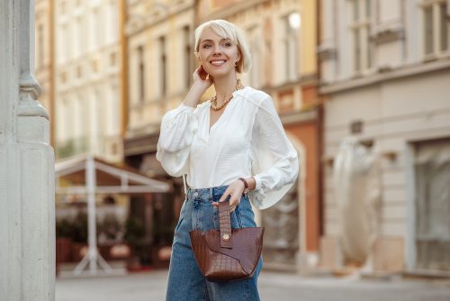 Φράντζα στο πλάι: Το hairstyle που επιστρέφει από το παρελθόν