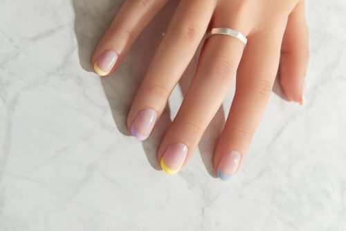 Coquette Nails: Η τάση μανικιούρ που έκανε αίσθηση στη NYFW