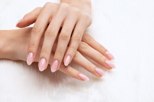 Rosewater nails: Η νέα τάση στο μανικιούρ είναι από τις πιο κομψές της σεζόν