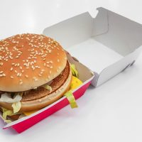 E.coli: Ένας νεκρός και 49 άρρωστοι από μπέργκερ McDonald’s