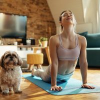 Yoga: Πώς θα επωφεληθείτε από τη στάση cobra