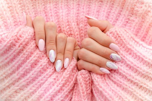 Marble Nails: Το κομψό μανικιούρ που μπορείτε να πετύχετε και μόνες σας