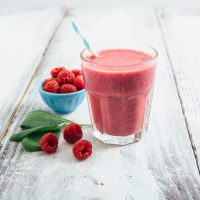 Υγιεινό smoothie με βατόμουρα και σπανάκι