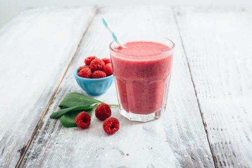 Υγιεινό smoothie με βατόμουρα και σπανάκι