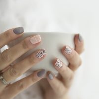 Sweater nail trend: Κάντε τα νύχια σας να μοιάζουν με… πουλόβερ