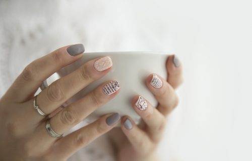 Sweater nail trend: Κάντε τα νύχια σας να μοιάζουν με… πουλόβερ