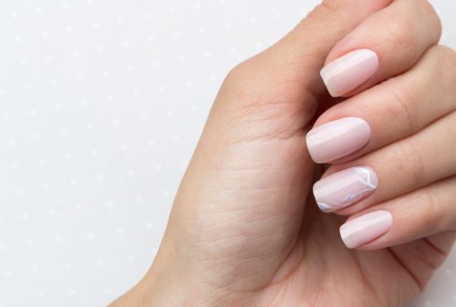 Νύχια: Τα nail designs για τις λάτρεις του μινιμαλισμού