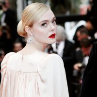 Elle Fanning: Τι είναι το blush blindness που δηλώνει ότι έχει;