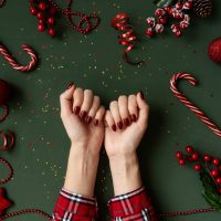 Christmas nails: Αυτά είναι τα πιο κομψά γιορτινά σχέδια που θα κάνετε στα νύχια σας