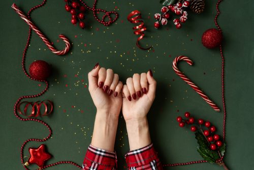 Christmas nails: Αυτά είναι τα πιο κομψά γιορτινά σχέδια που θα κάνετε στα νύχια σας