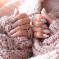 Οβάλ νύχια: Τα nail designs που θα σας χαρίσουν άπειρα κομπλιμέντα