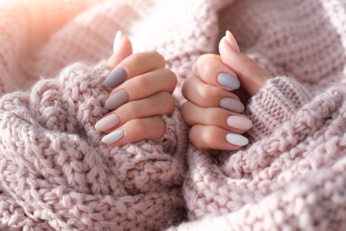 Οβάλ νύχια: Τα nail designs που θα σας χαρίσουν άπειρα κομπλιμέντα