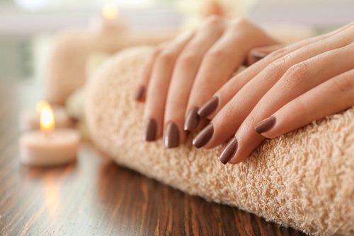 Gingerbread nails: Η τάση στα νύχια που θα κάνει πιο γιορτινά τα μανικιούρ σας