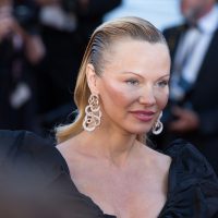 Pamela Anderson: Έκανε αφέλειες και είναι πιο κομψή από ποτέ