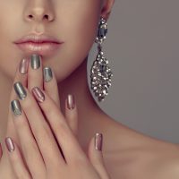 Glass Bauble nails: Η νέα τάση που θα σας χαρίσει το πιο όμορφο χριστουγεννιάτικο mani