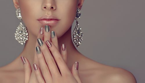 Glass Bauble nails: Η νέα τάση που θα σας χαρίσει το πιο όμορφο χριστουγεννιάτικο mani