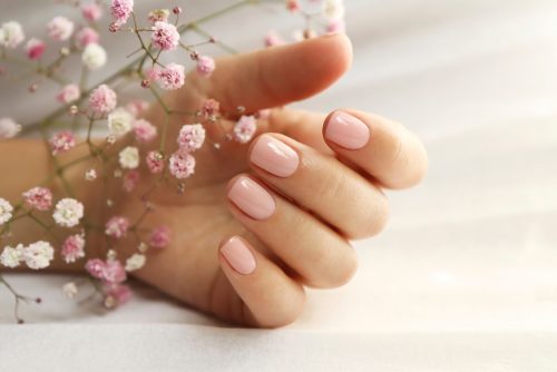 Σας αρέσουν τα τετράγωνα νύχια; Τα nail designs που μπορείτε να υιοθετήσετε