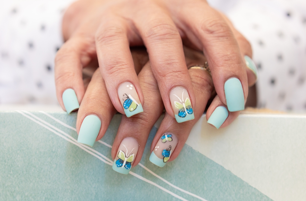 Scrapbook nails: Η ρετρό τάση στα νύχια που θα είναι παντού όλο το 2025