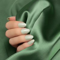 Jade nails: Η απόχρωση-έκπληξη που θα φέρει τη λάμψη στα μανικιούρ του χειμώνα