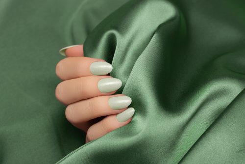 Jade nails: Η απόχρωση-έκπληξη που θα φέρει τη λάμψη στα μανικιούρ του χειμώνα