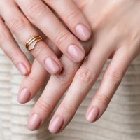 Naked nails: Η τάση στα νύχια που λατρεύουν οι celebrities