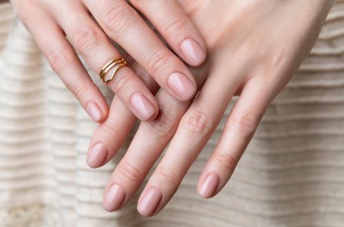 Naked nails: Η τάση στα νύχια που λατρεύουν οι celebrities