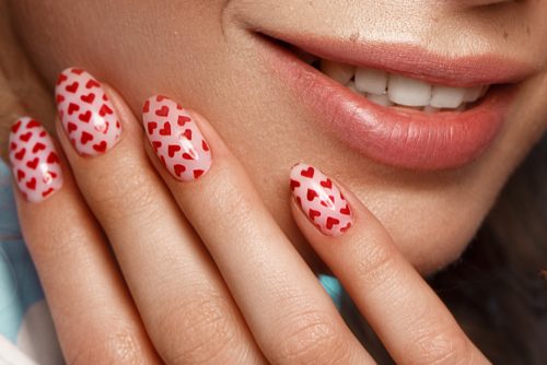 Valentine’s Day Mani: Τα πιο εντυπωσιακά σχέδια στα νύχια